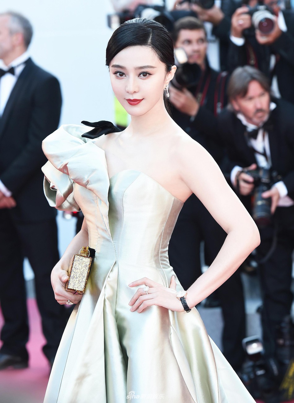 Phạm Băng Băng xuất hiện như một nữ thần trên Thảm đỏ Cannes ngày thứ 4